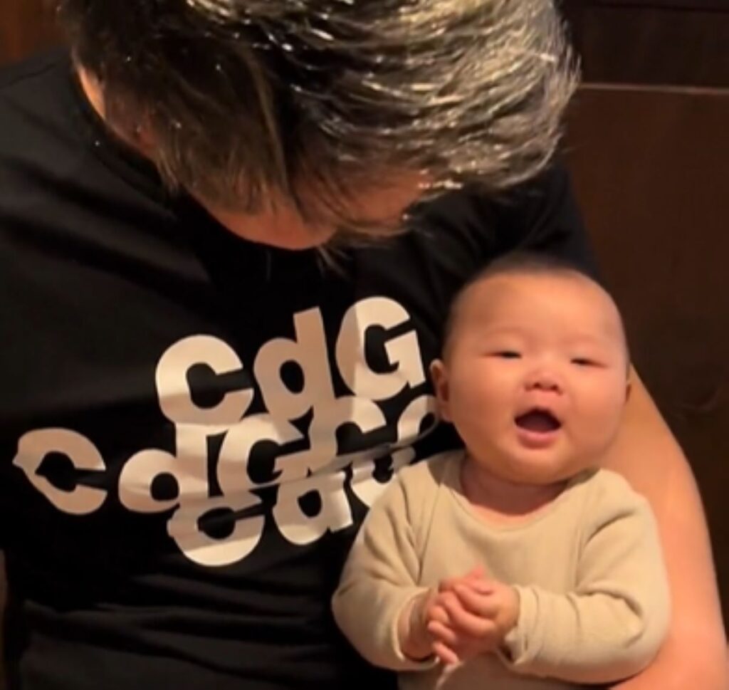 娘さんの顔を覗き込むパパさん（＠nonoka1217gdさんより提供）