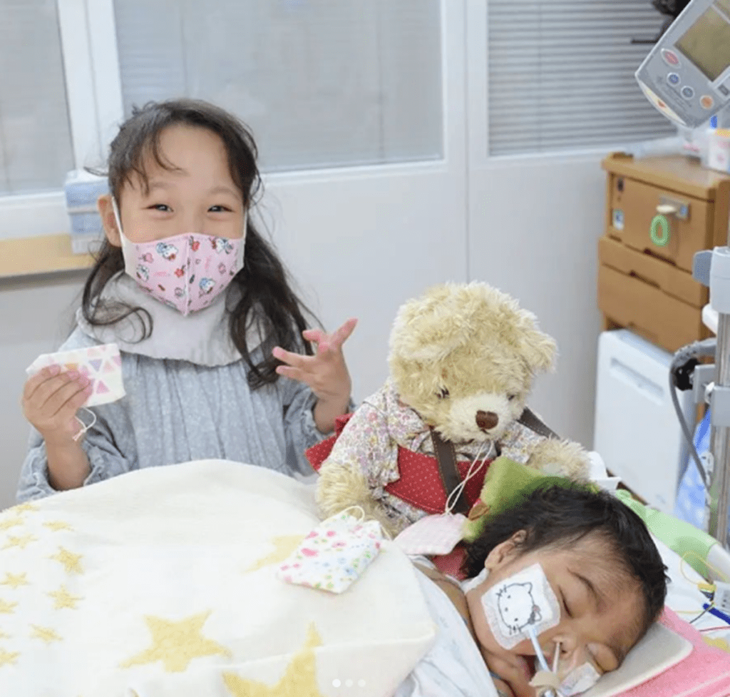 つむちゃんとひろちゃん初めての面会（＠futag0papaさんより提供）