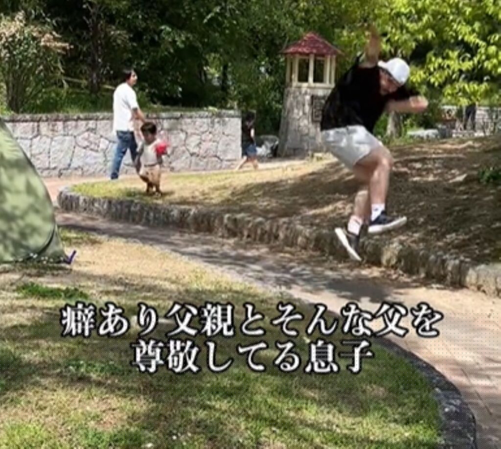 パパさんの動きをマネする息子さん（＠marubo__zuさんより提供）