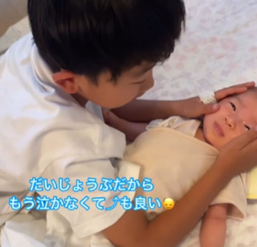 【実際の写真5枚】反響のあった『妹を守る7歳兄』の様子（＠emi813__さんより提供）