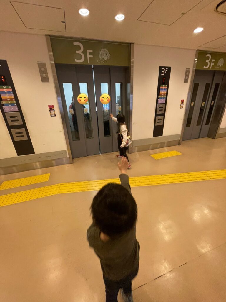 【実際の写真2枚】お別れの時の様子（@TsukiokaYusukeさんより提供）