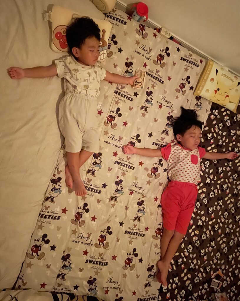 【実際の写真4枚】寝ている兄弟の様子（@R453374510さんより提供）