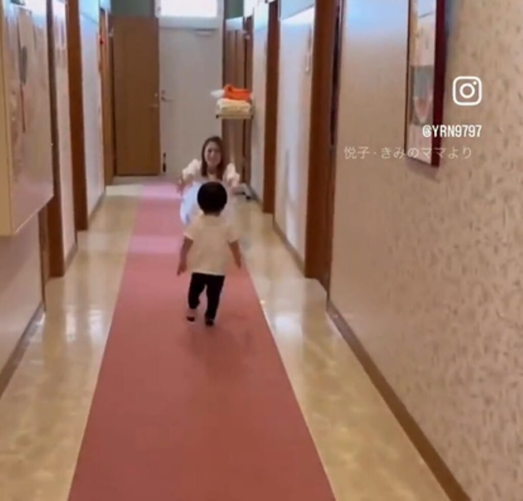 ママさんに駆け寄る息子さん（＠yurina972.rさんより提供）