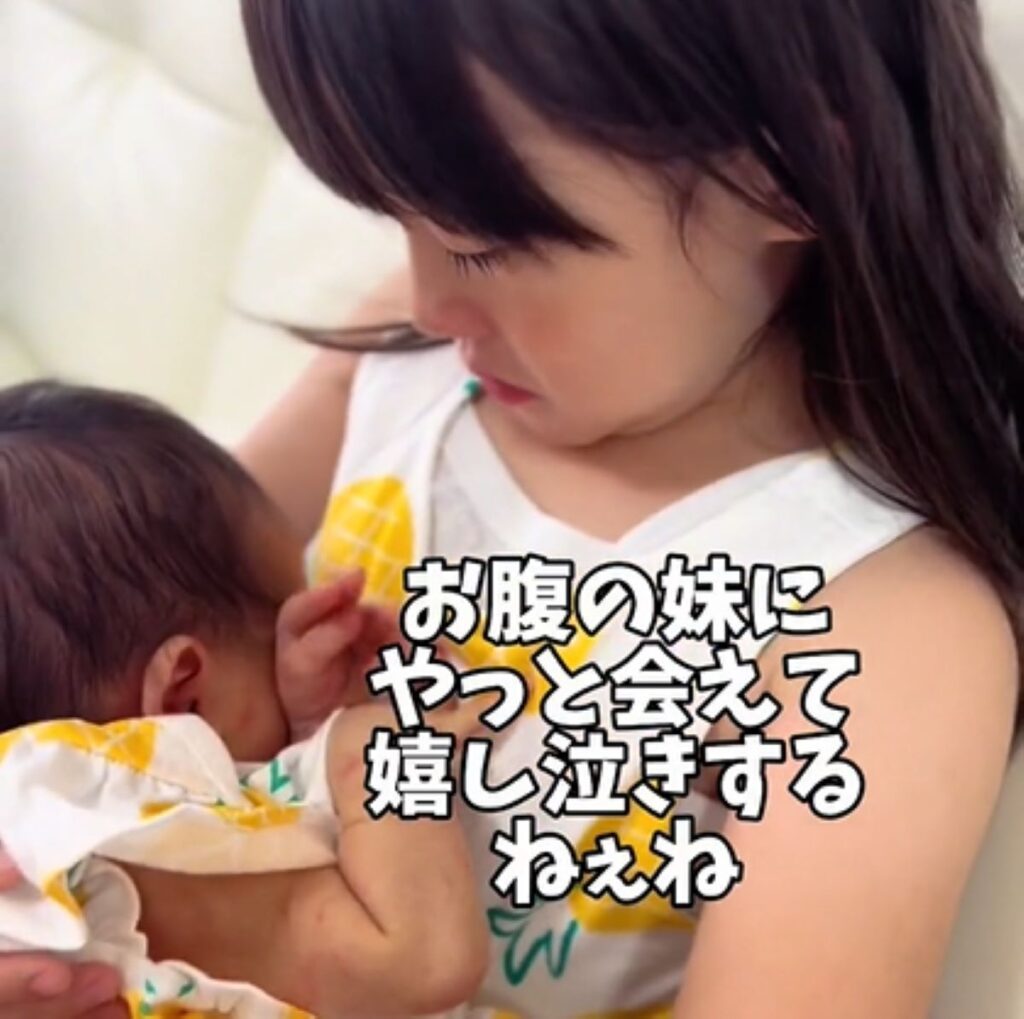 愛おしそうに見つめるお姉ちゃん（＠the_mk_familyさんより提供）