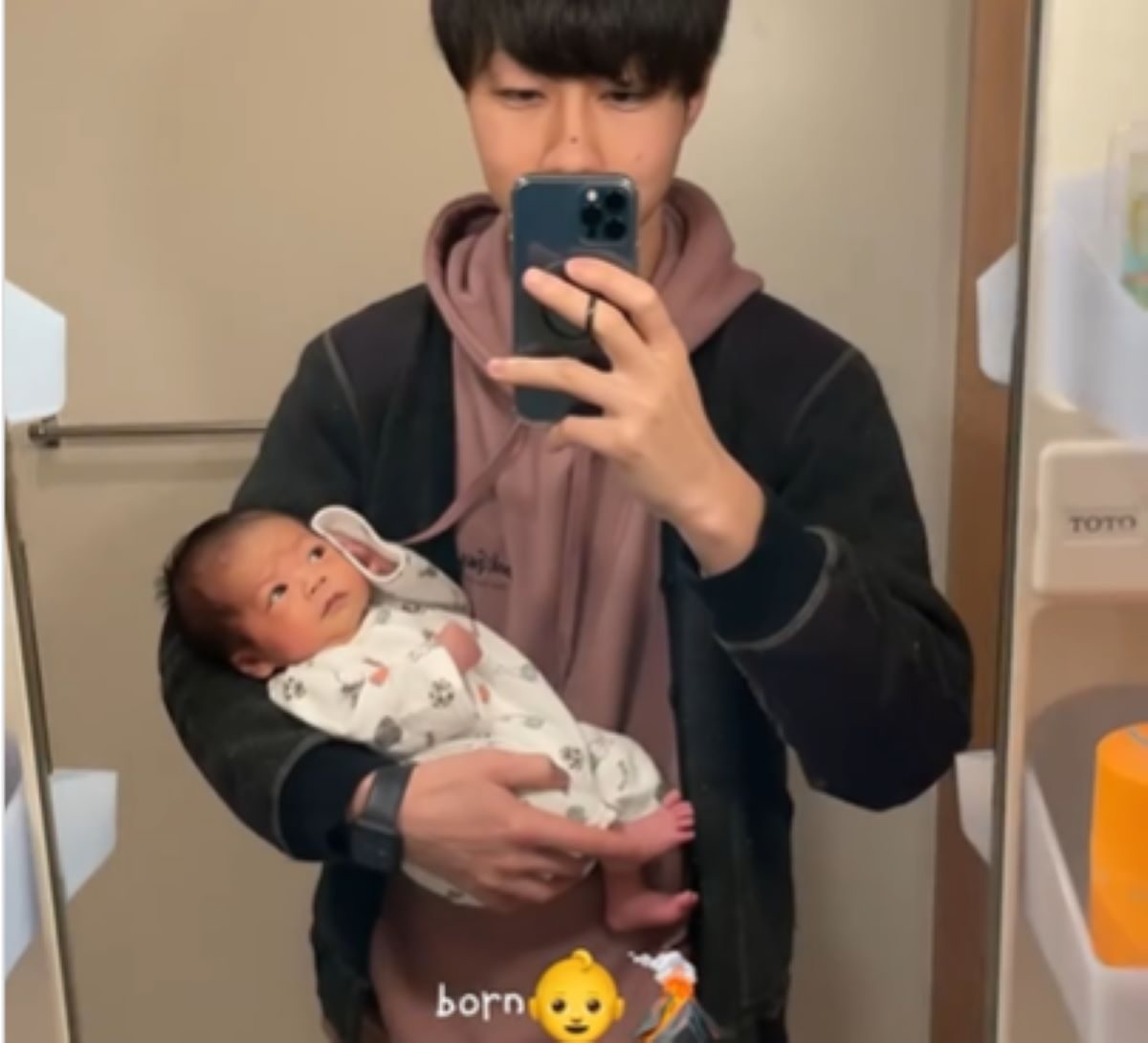赤ちゃんの1年間の成長を記録したパパ 1年後の様子に「パパさん賢い 