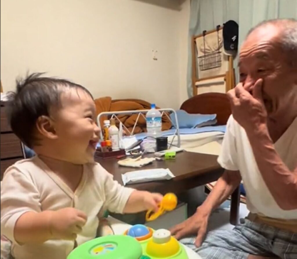 大笑いするひ孫くん（＠rei1117.3195さんより提供） – ほ・とせなNEWS, image size:1024x892