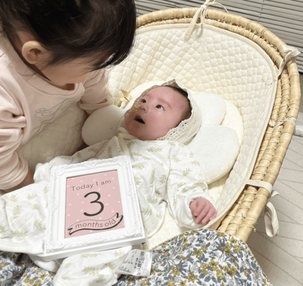 生後3ヶ月、お姉ちゃんと（＠haya.meiさんより提供）