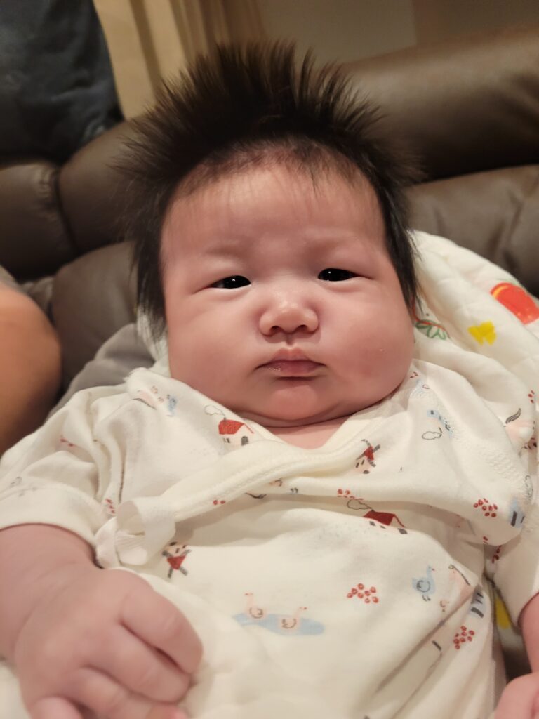 カメラ目線の赤ちゃん（＠mamekopiiさんより提供）