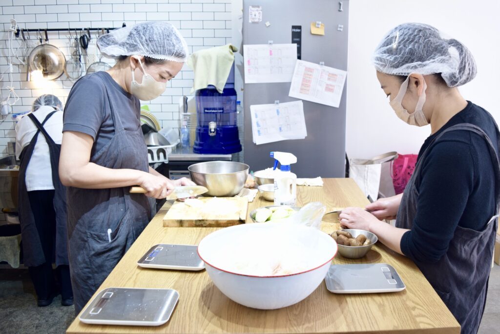 素材はすべて手切りにこだわり、魚の骨取りは何度もチェック。