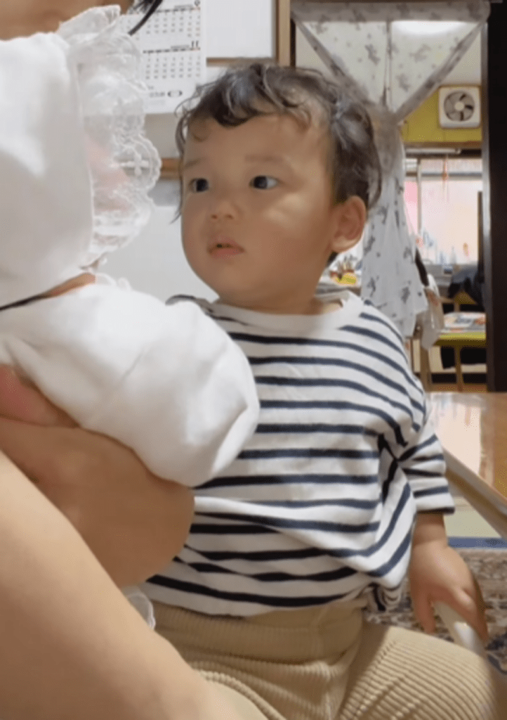 不思議そうに妹を見つめる（@souri0916さんより提供）