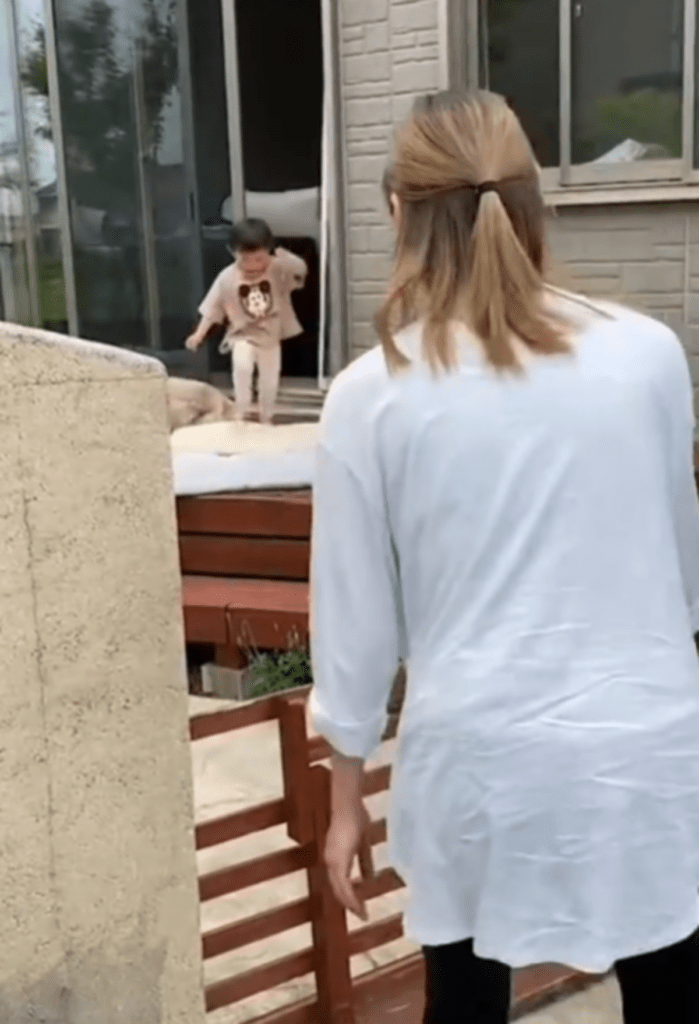 ママさんの姿を見つけると…（@chipi318さんより提供）