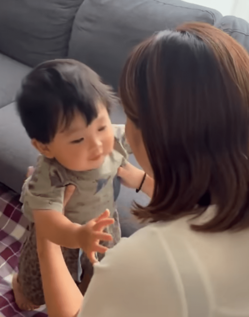 ママに抱っこ（@2525satobabyさんより提供）