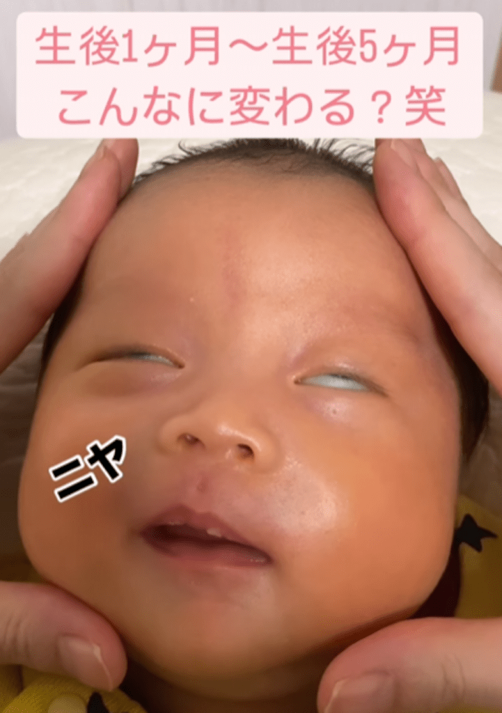 生まれて1ヶ月の娘さんが「ニヤッ」とする様子（@_babyfuurii_さんより提供）