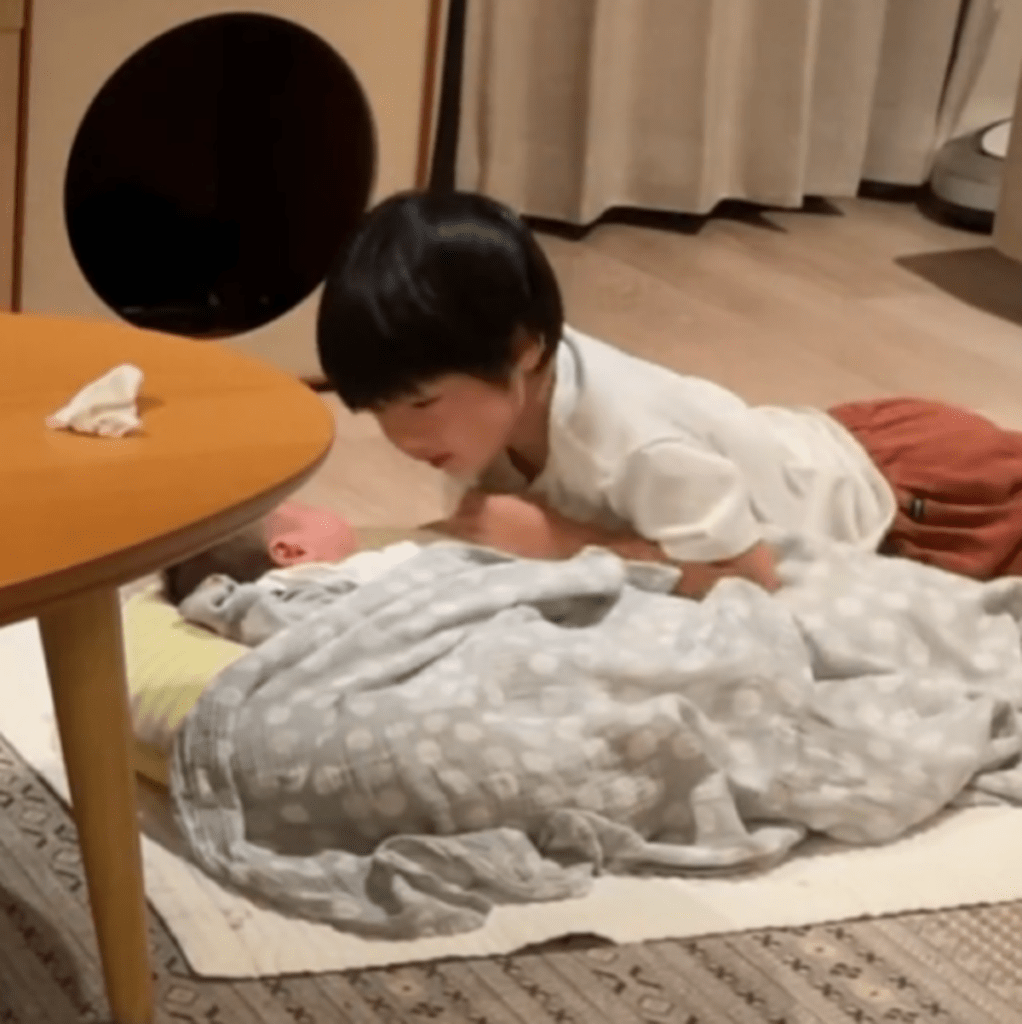 寄り添うお兄ちゃん（@ha.mi.yu122さんより提供）