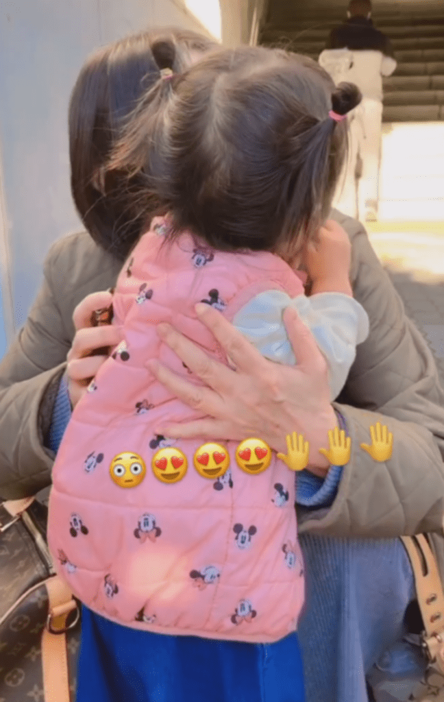 大好きのハグ（@himachanbotさんより提供）