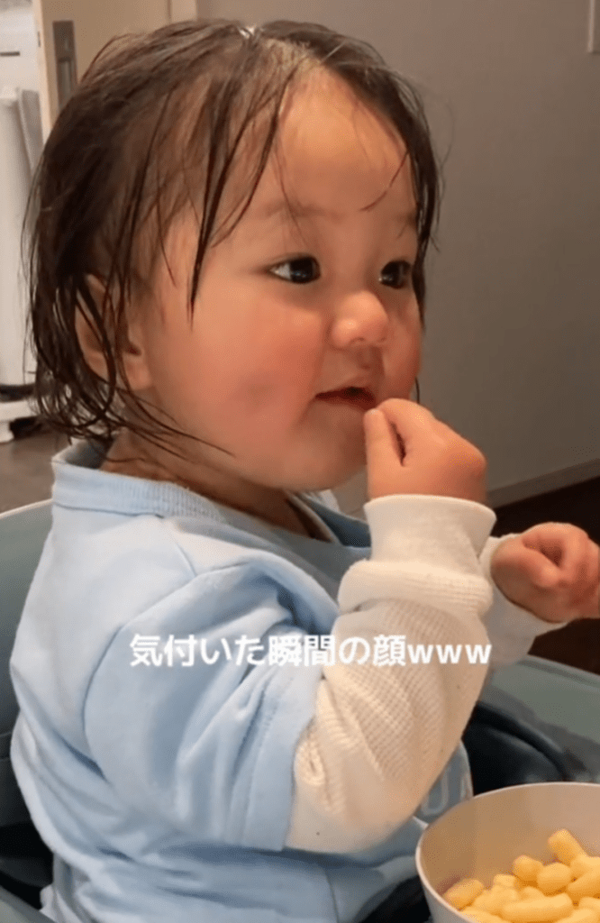 おやつを食ベる娘さん（@mkmkmkmkm88さんより提供）