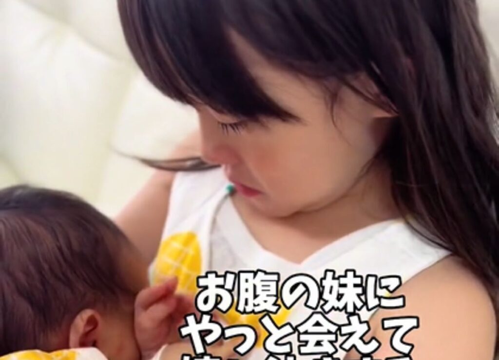 お腹にいた時から話しかけていた赤ちゃんと対面した4歳長女　その様子に…「もらい泣き」「感激しました」「会えてよかったね」の声