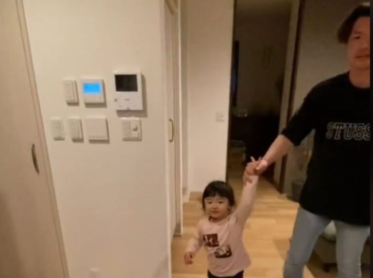 ママの背後に近づくパパと3歳娘　嫌な予感がすると…「結婚したらこんな家庭築きたい」「本当父親は娘に甘いよねー」「可愛い2人」