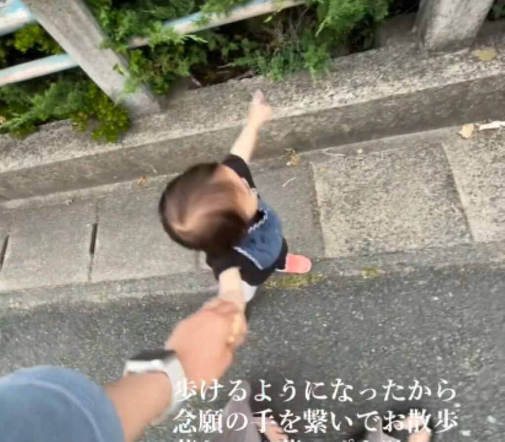 手を伸ばしたくなるようです（＠ramenzrzrさんより提供）