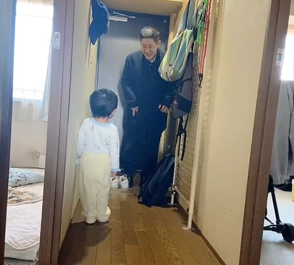 息子さんに笑いかけるおじいちゃん（＠ren08028さんより提供）