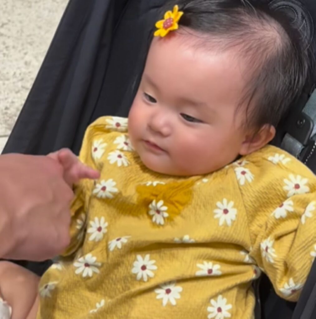 手を触るパパさん（＠kana223_さんより提供）