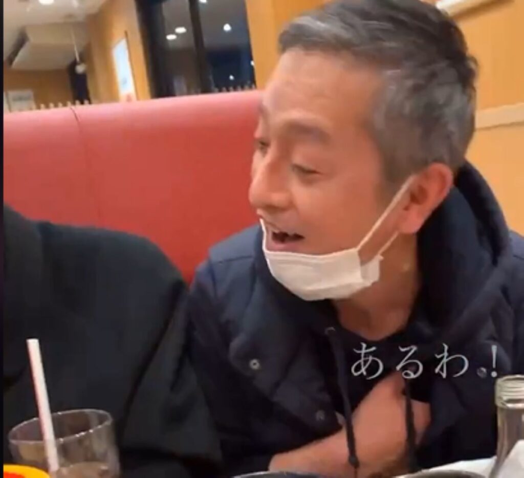 「あるわ！」とじいじ（＠someya_familyさんより提供）