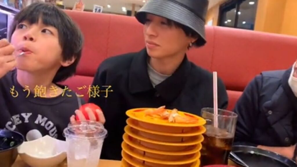 飽きた様子の息子さん（＠someya_familyさんより提供）