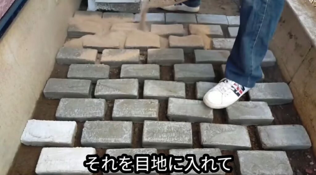 レンがの目地に固まる砂（@diy48さんより提供）