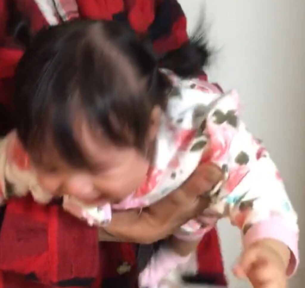 降りたがる娘さん（＠peachandplum11さんより提供）