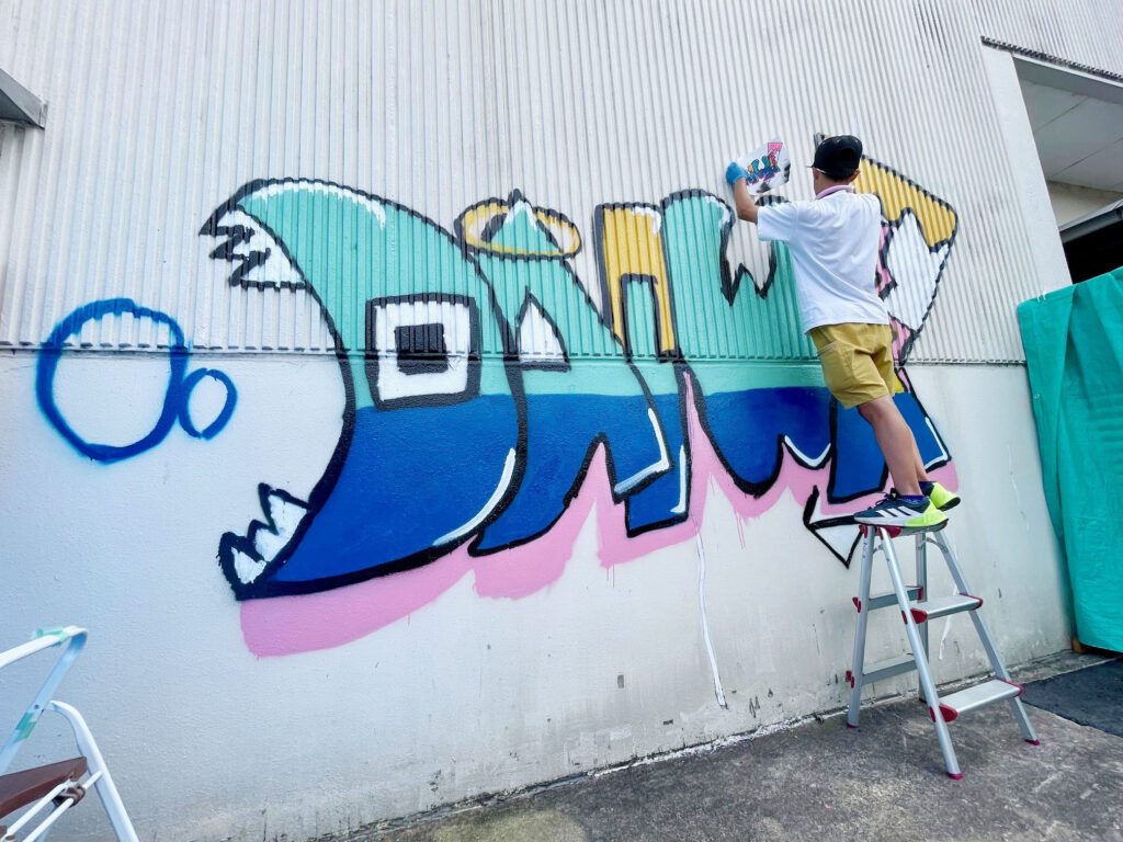 スプレーアート制作中の一コマ