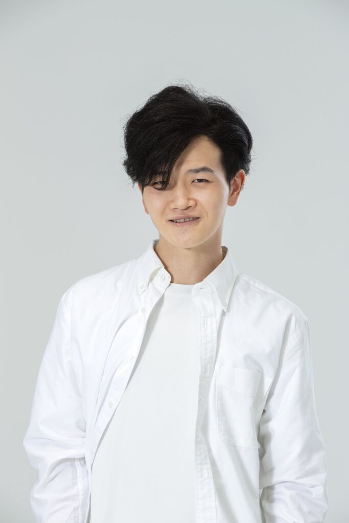 【実際の写真5枚】　演技をする小藪伸也（ こやぶしんや）さん