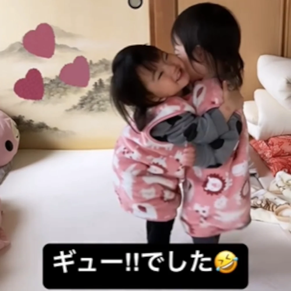 ギュー！っとする2人（@mitsugoma0123さんより提供）