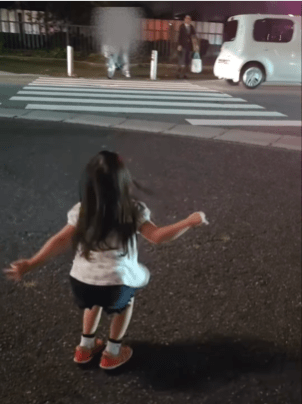 パパの帰りを待つ4歳娘　待ちきれないその姿に…「疲れも吹っ飛ぶ」「心が浄化される」「これはたまらん」