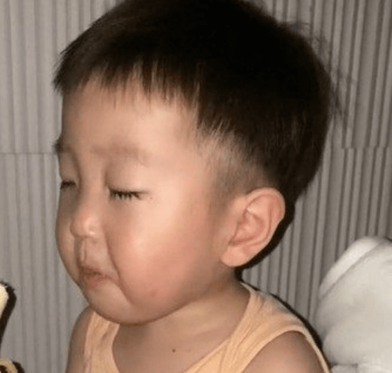 真夜中2時…ふと起きた2歳児の『手元の様子』に「大爆笑」「可愛さが勝る」「尊すぎる」「怒れない」