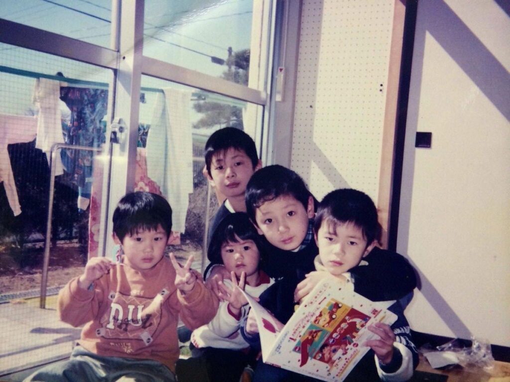 【実際の写真4枚】　養護施設で過ごしていたころの様子