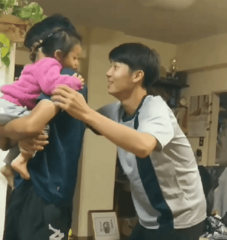 17歳兄に抱っこされる2歳妹　しかし、長男が近づいてきて…「イケメンですね」「一瞬で幸せ」「何回もみちゃう」