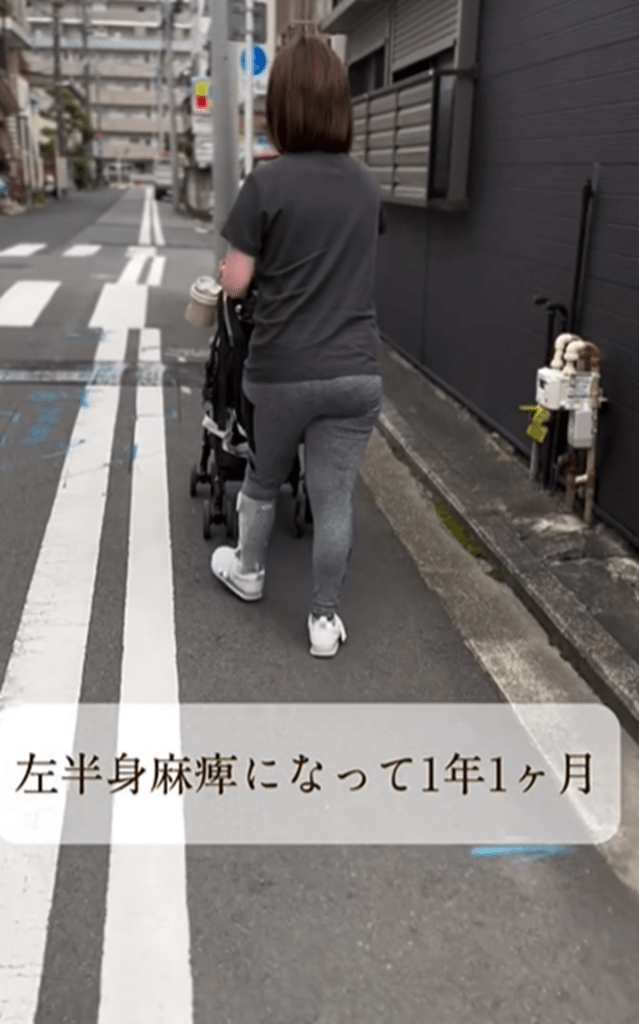 リハビリの帰りベビーカーを押す奥さま（＠an_20230514rebornさんより提供）