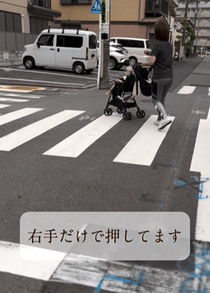 右手だけでベビーカーを押します（＠an_20230514rebornさんより提供）