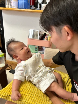 パパのほうを向いて笑う（@onionigirigiri9さんより提供）