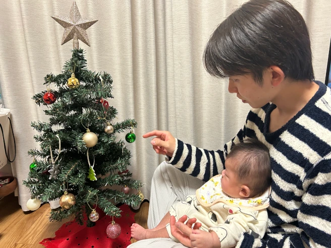 パパとクリスマスツリーを眺める（@onionigirigiri9さんより提供）