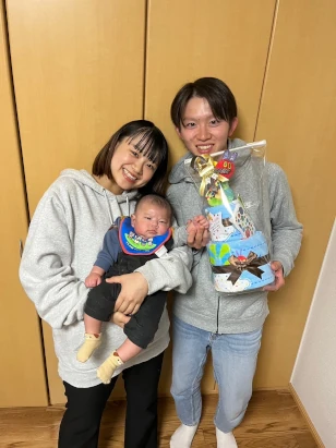 幸せいっぱいの親子3人（@onionigirigiri9さんより提供）