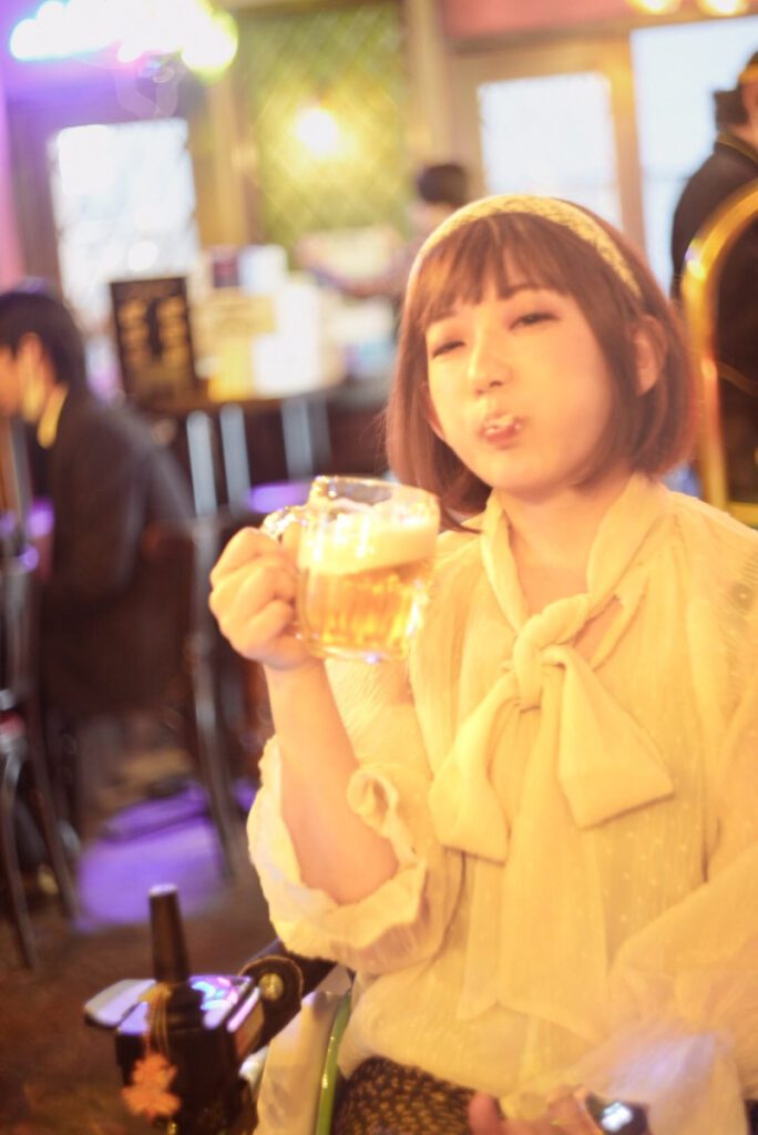 お酒を飲む花田さん（花田さんより提供）