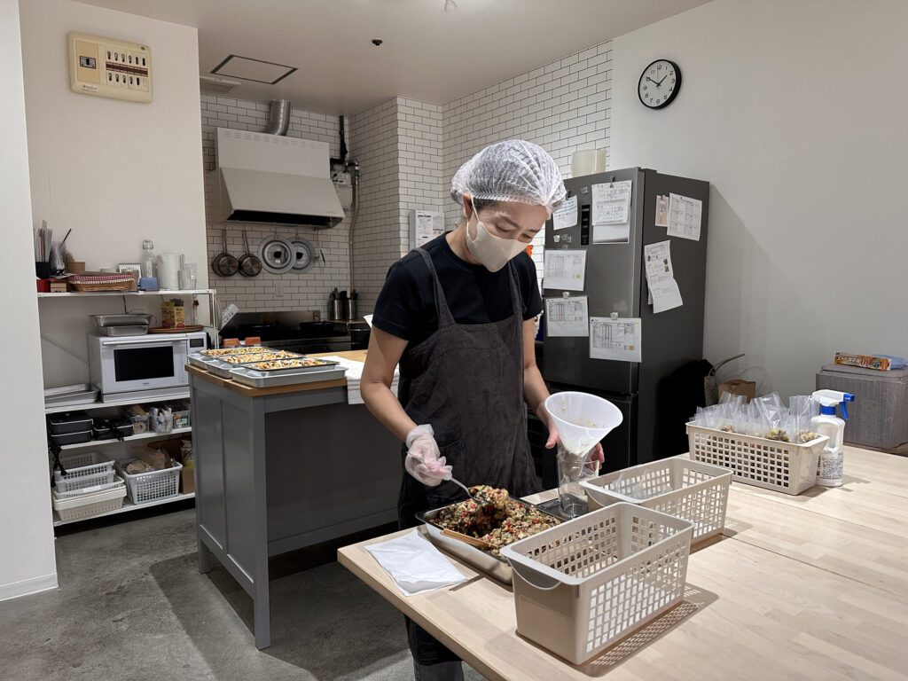 別の日、高松市にある厨房を訪れると、幼児食のパック詰め中。おいしい匂いに包まれた厨房はさながらレストラン。