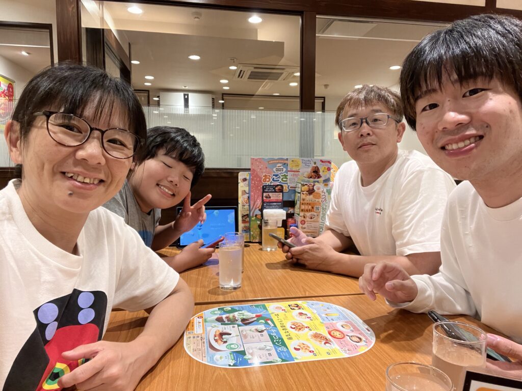 家族での食事（＠ku_rioneさんより提供）