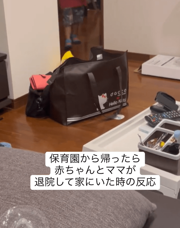 出産後の母と7日ぶりの再会　赤ちゃんを見た3兄弟の反応に…「楽しくなりそう」「みんな可愛い」