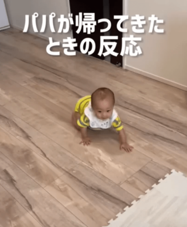 0歳息子がパパの帰宅に気付くと！？「なんて可愛らしい天使ちゃん」「これだけで仕事頑張れる」の声が集まる