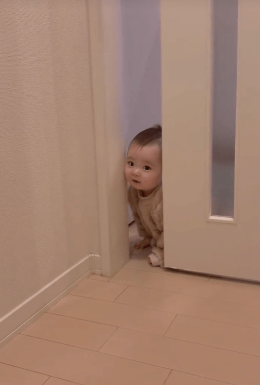 ママを後追いする赤ちゃん　しかし、よく見ると…「会社行けない」「愛おしい」「人生1周目だ」