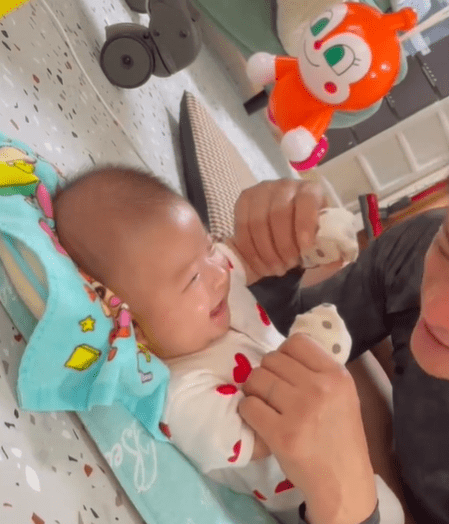 生後3ヶ月の孫に会いに来たじいじ　よく見ると…「じいじイケメン」「可愛くて涙出る」