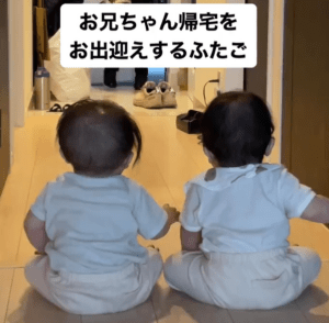 8歳兄の帰りを待つ双子の赤ちゃん　兄が帰ってきた瞬間…！？「可愛すぎる」「兄弟愛が溢れている」「ほっこり」