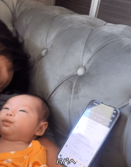 0歳娘を寝かしつけるパパ　しかし、よく見ると…「これは笑う」「入れ替わってる？！」「気まずそう」